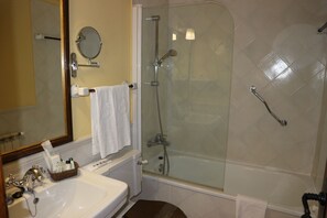 Standard-Doppelzimmer zur Einzelnutzung | Badezimmer | Kostenlose Toilettenartikel, Haartrockner, Handtücher