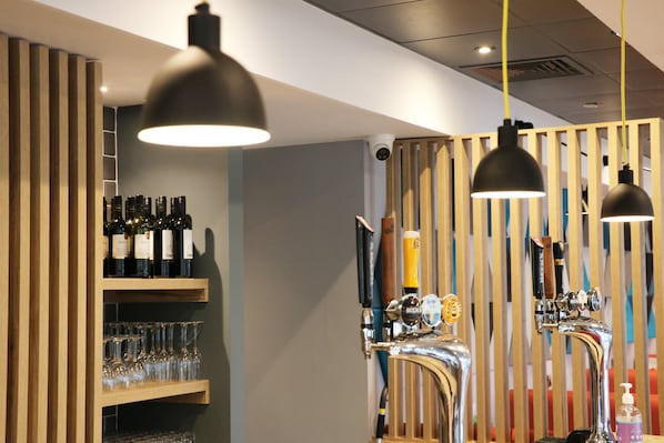 Sports bar, alfresco dining - Holiday Inn Express Chester - Racecourse by IHG (Chester)