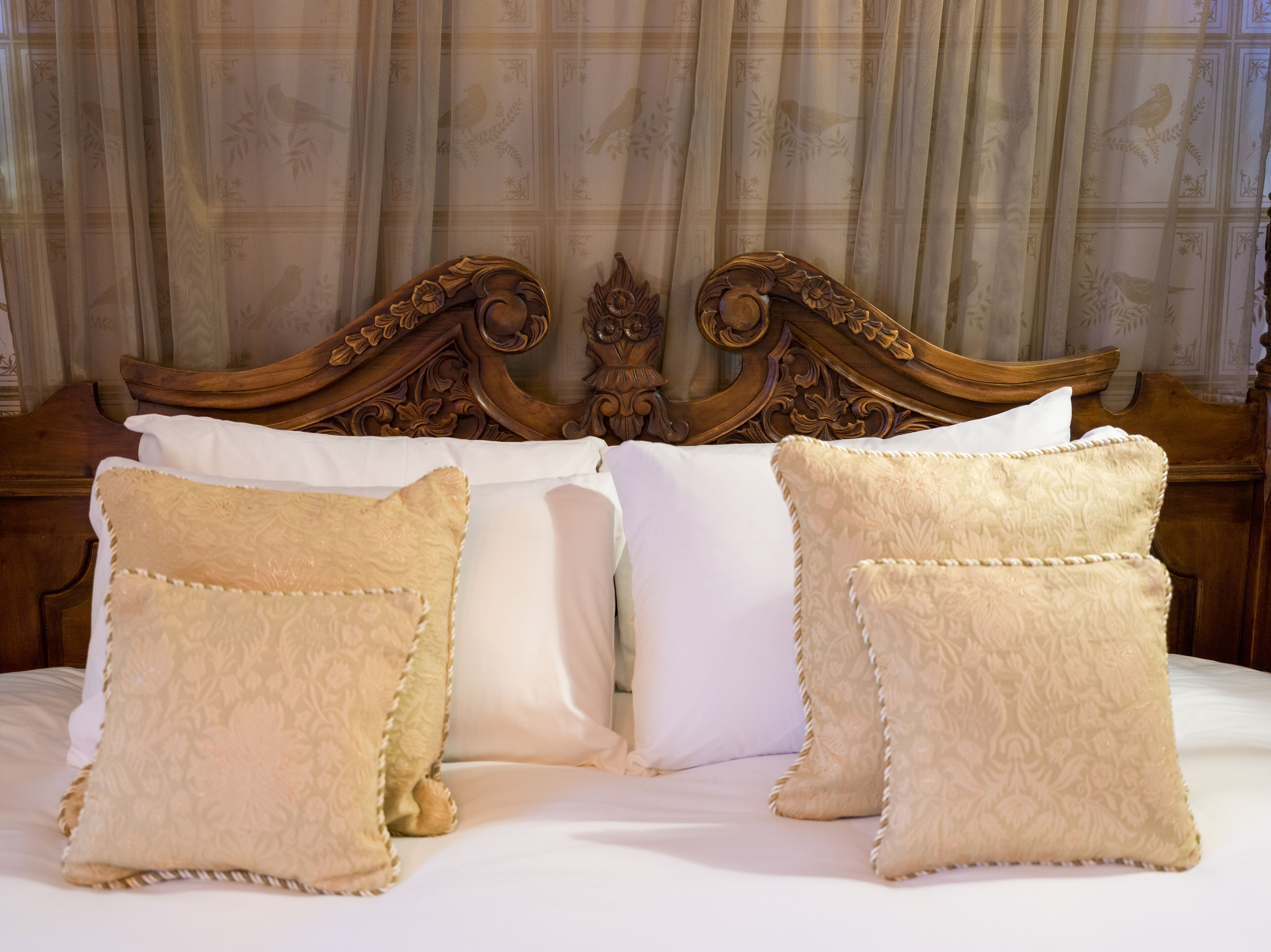 deluxe room, 1 king bed, non smoking, river view (four poster bed) | 1 bedroom, premium bedding, pillow-top beds, individually decorated