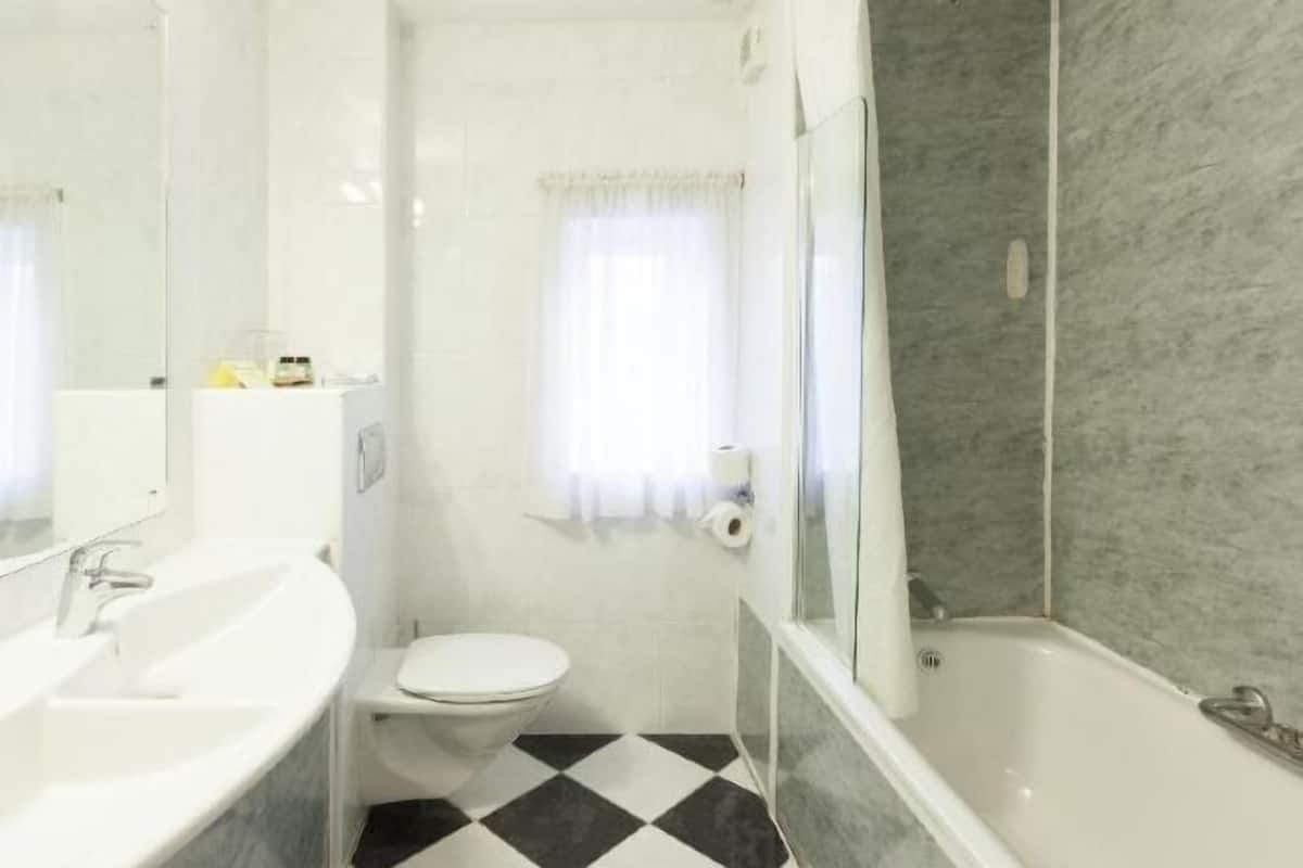 Badeværelse | Kombination af bruser/badekar, designertoiletartikler, hårtørrer