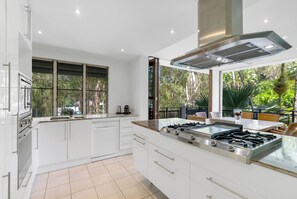 Full-size fridge, microwave, stovetop, dishwasher