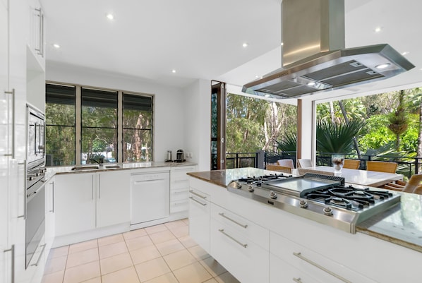 Een koelkast/vriezer, een magnetron, een kookplaat, een vaatwasser