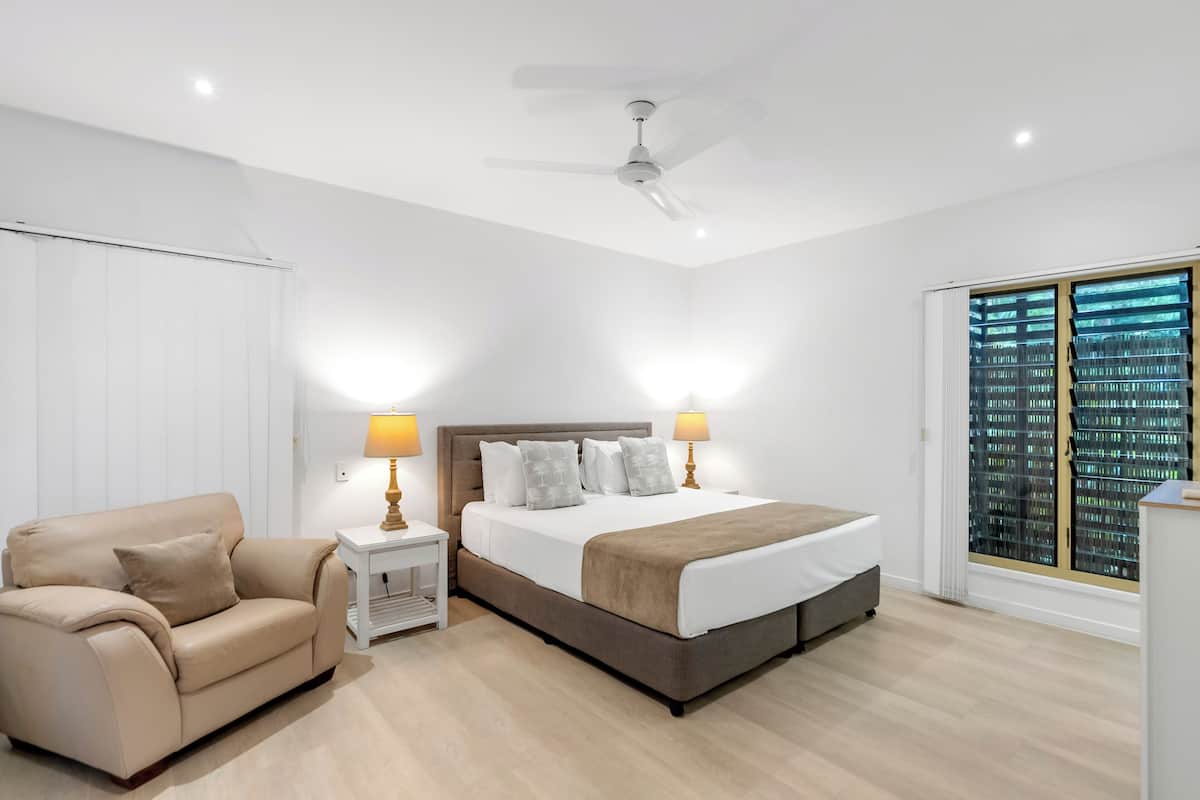 Villa, 3 Bedrooms, Private Pool, Garden Area | 1 bilik tidur, peralatan tempat tidur premium, peti besi dalam bilik