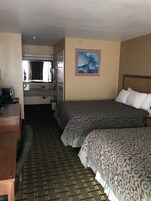 Escritorio, espacio para trabajar con laptop y cortinas blackout 