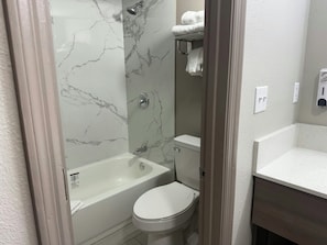 Combined shower/tub, hair dryer, towels