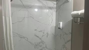 Ensemble douche/baignoire, sĂšche-cheveux, serviettes fournies