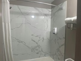Bañera con ducha, secador de pelo, toallas