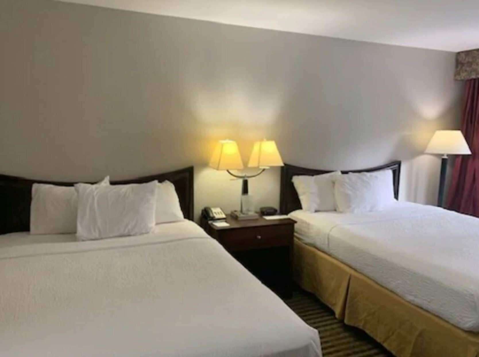 Una scrivania, postazione laptop, tende oscuranti, ferro/asse da stiro