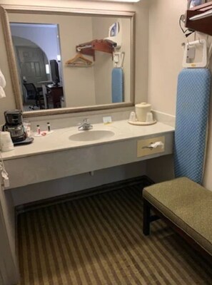 Combined shower/bathtub, hair dryer, towels
