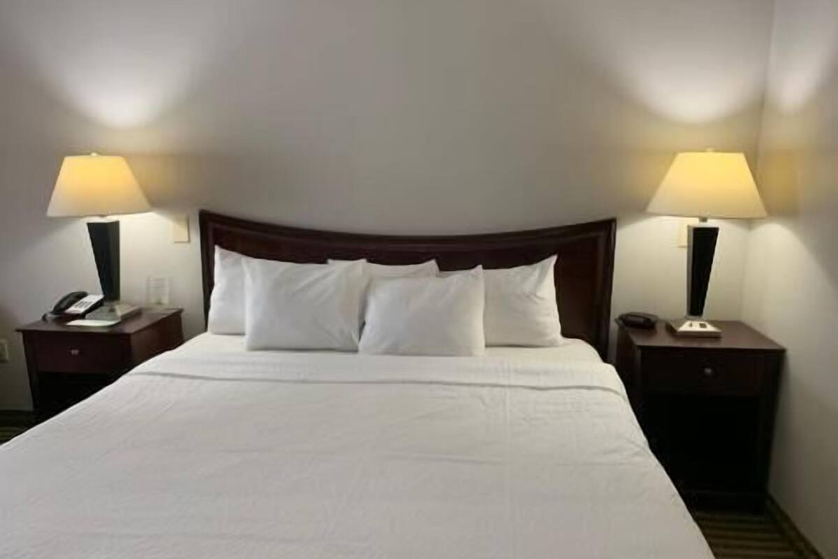 Schreibtisch, laptopgeeigneter Arbeitsplatz, Verdunkelungsvorhänge