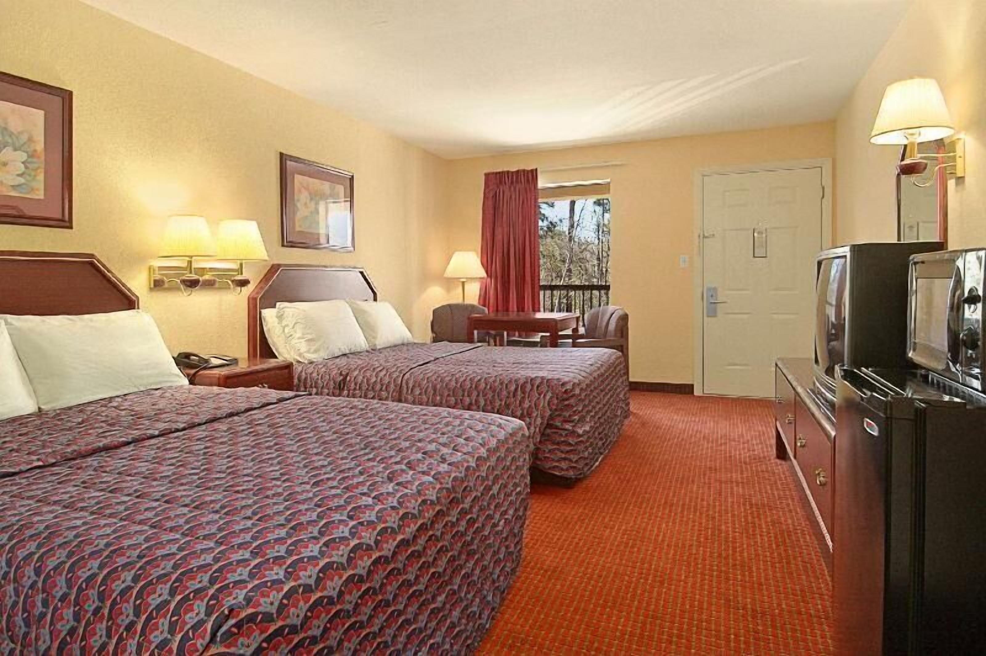 Una scrivania, postazione laptop, tende oscuranti, ferro/asse da stiro