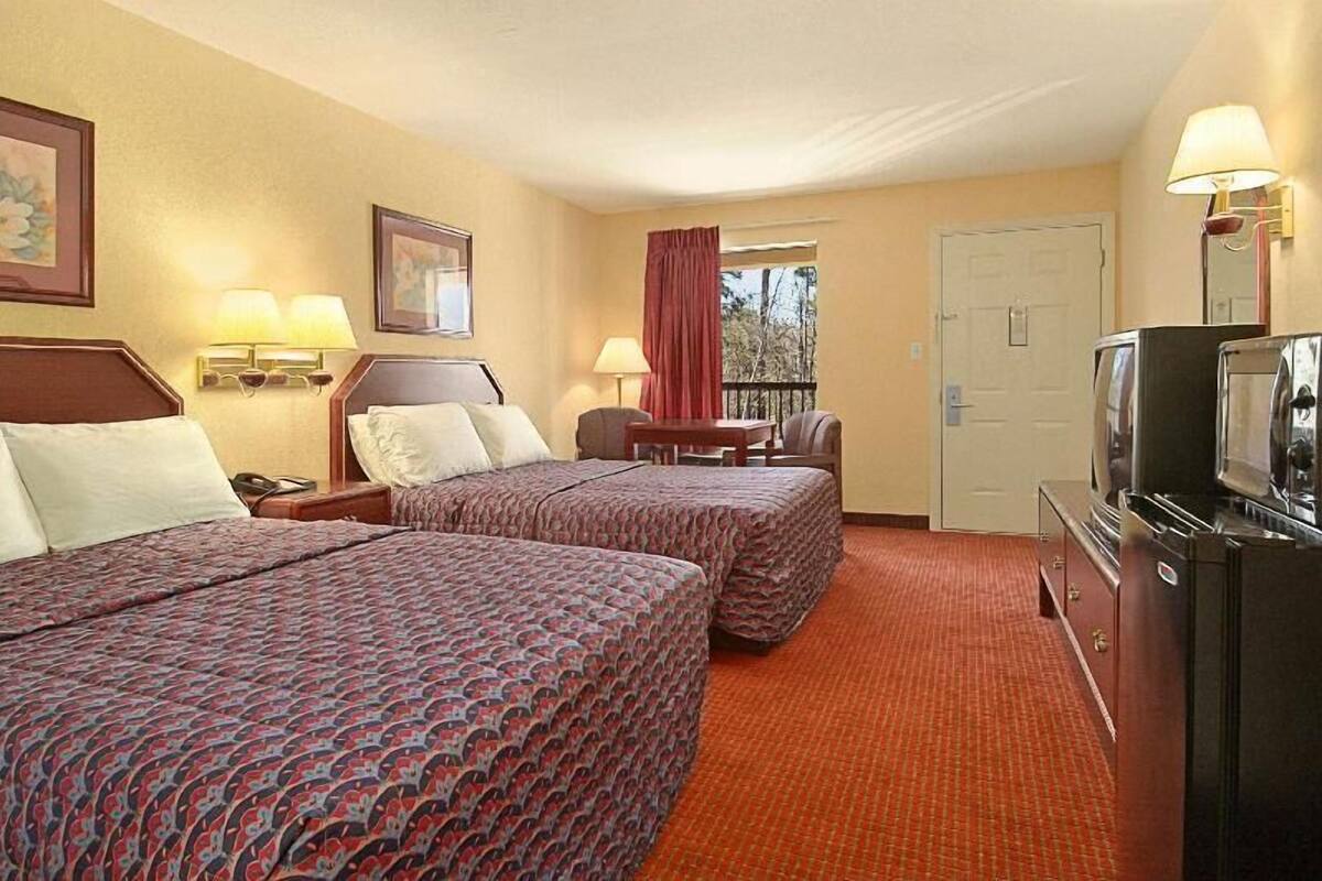 Schreibtisch, laptopgeeigneter Arbeitsplatz, Verdunkelungsvorhänge