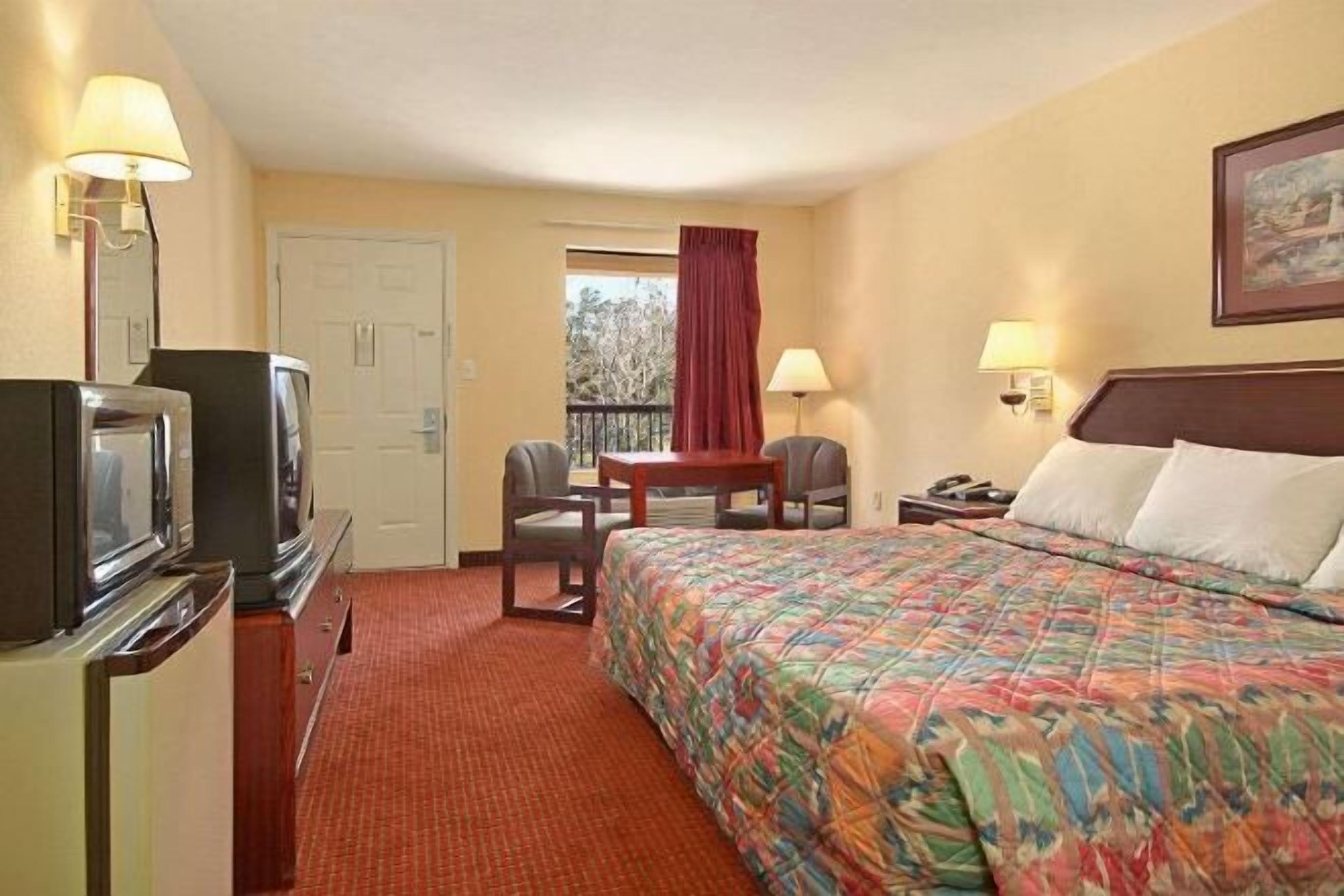 مكتب ومساحة عمل للكمبيوتر المحمول وستائر تعتيم ومكواة/لوح كي