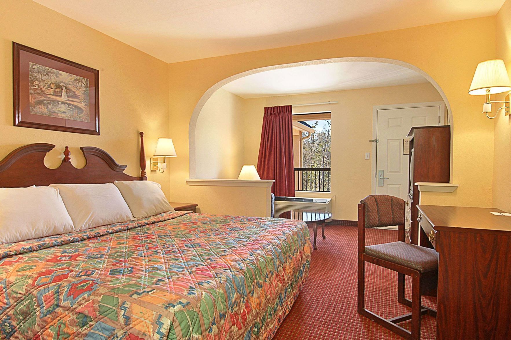 Una scrivania, postazione laptop, tende oscuranti, ferro/asse da stiro