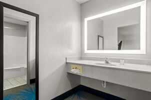 Quarto standard, 1 cama King | Banheiro | Chuveiro/banheira combinados, secador de cabelo, toalhas de banho 