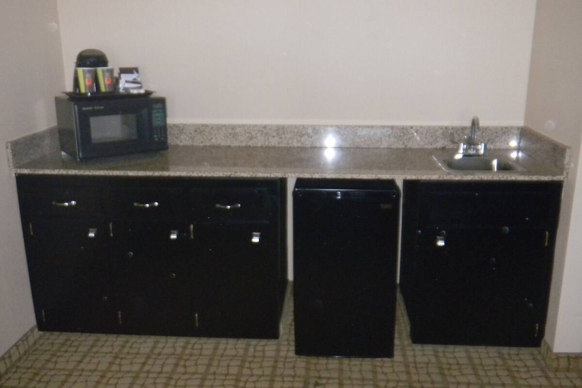 suite, two queen beds, non-smoking | living area | 42-inch lcd tv with cable channels, tv