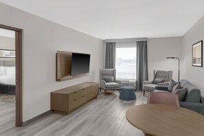 Suite, 1 cama de matrimonio grande, no fumadores | Zona de estar | Televisión LCD de 42 pulgadas con canales por cable, una televisión