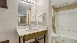 Bañera con ducha, toallas