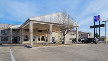 Guests can enjoy a convenient stay at this motel with multiple rooms and a covered parking area.