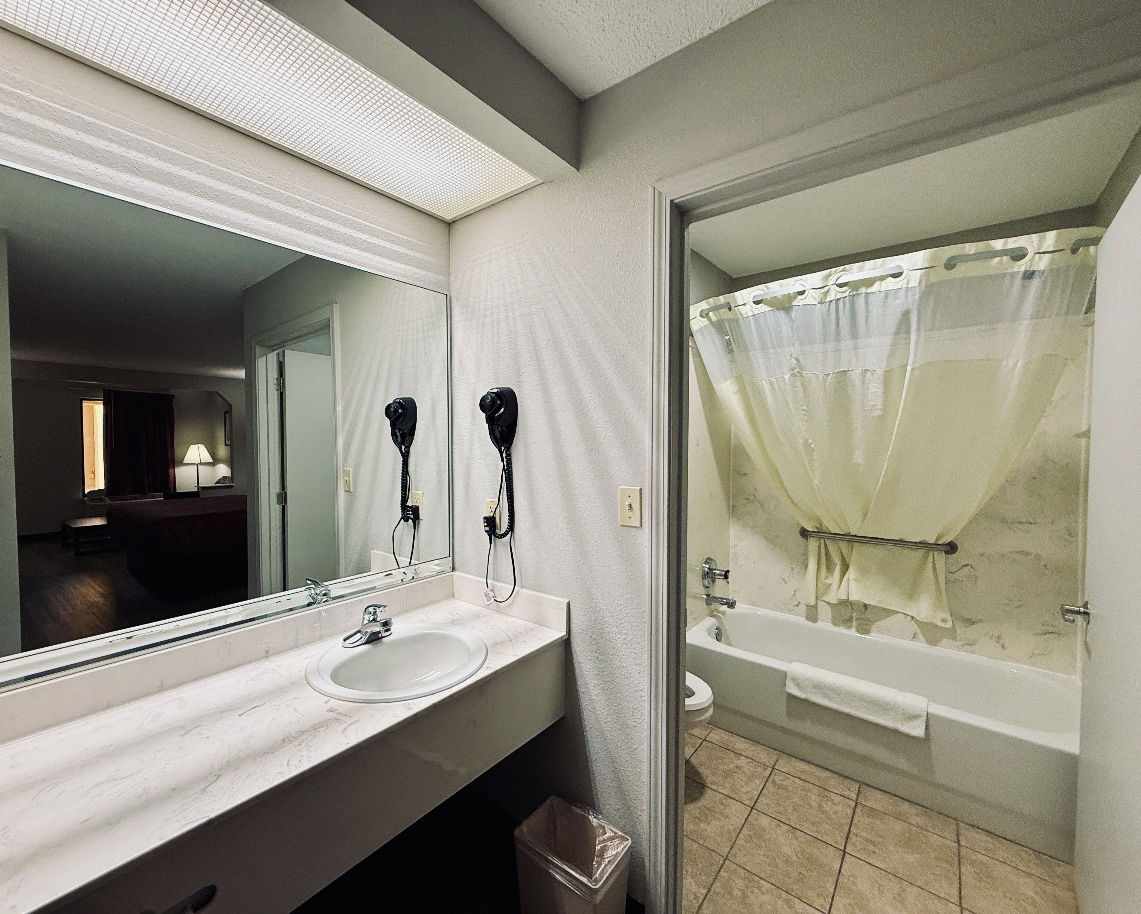 Combined shower/tub, hair dryer, towels