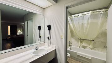 Combined shower/tub, hair dryer, towels