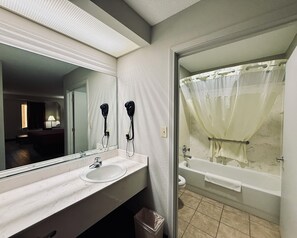 وحدات دش مع أحواض استحمام، مجففات شعر، مناشف