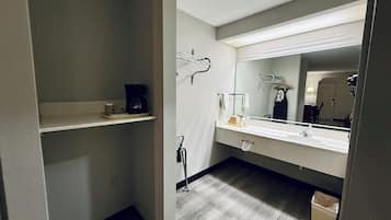 Combined shower/tub, hair dryer, towels