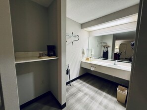 Ducha y bañera combinadas, secador de pelo y toallas