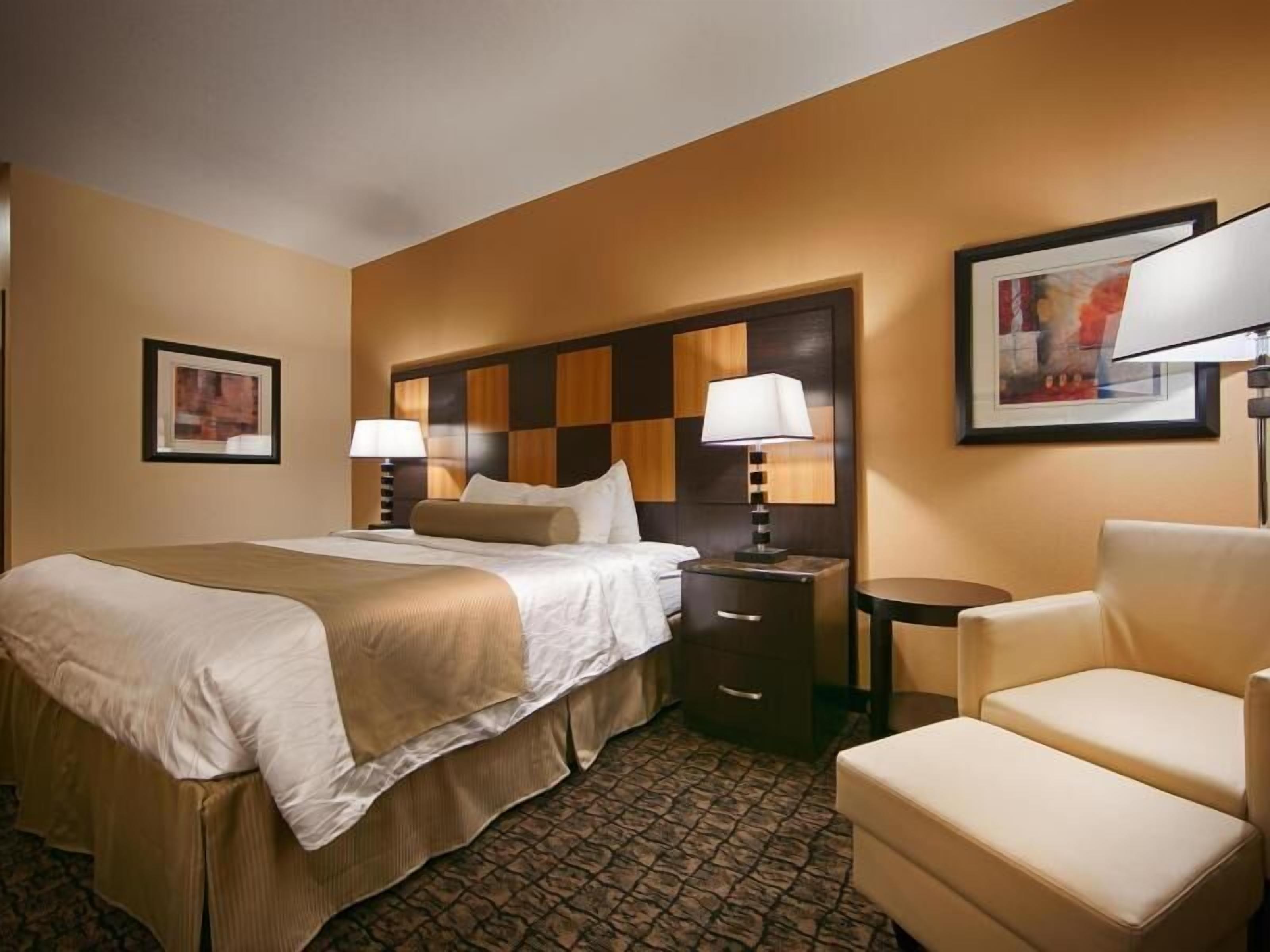 Skrivebord, strykejern/-brett og barnesenger (inkludert)