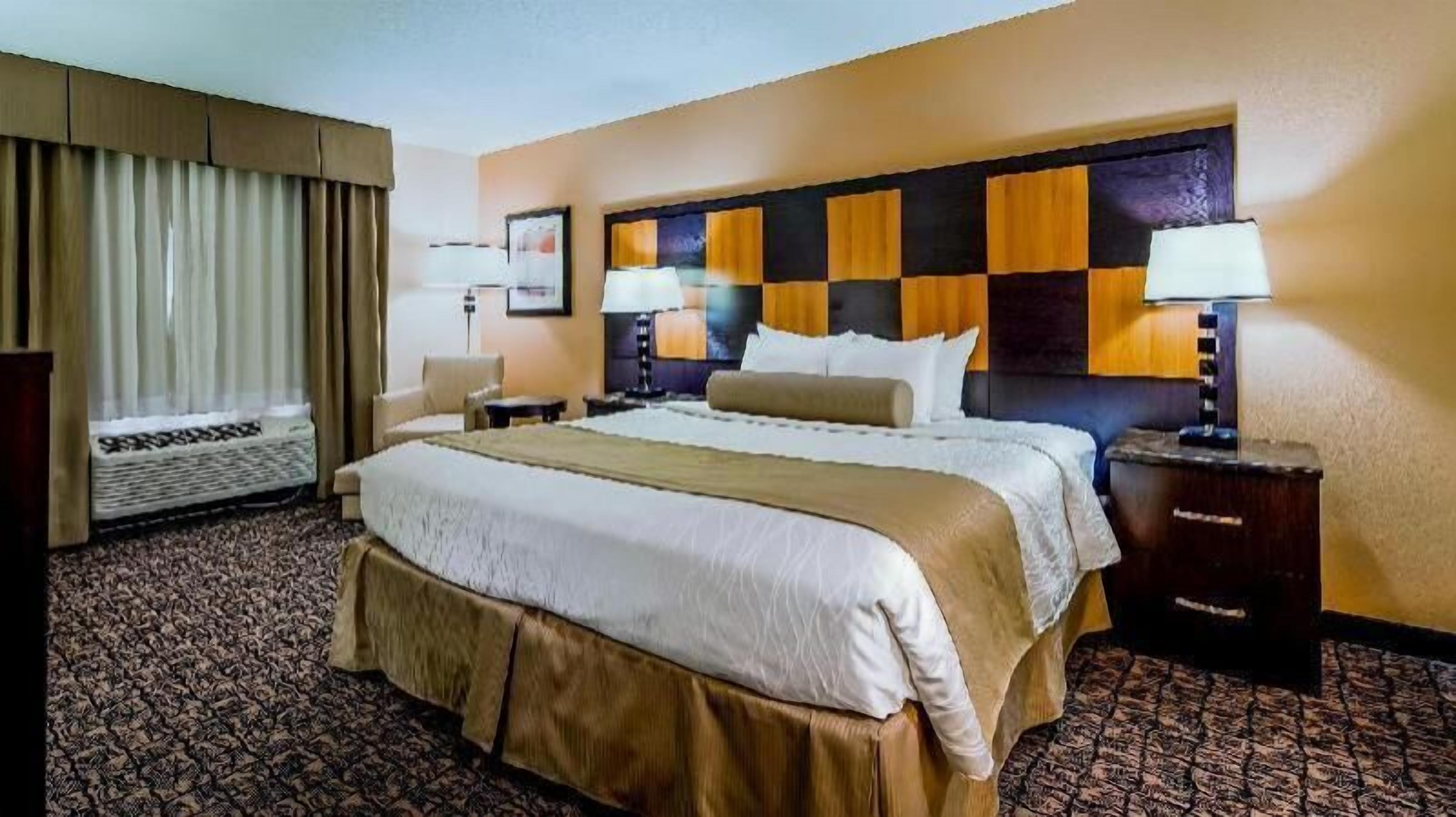 Skrivebord, strykejern/-brett og barnesenger (inkludert)