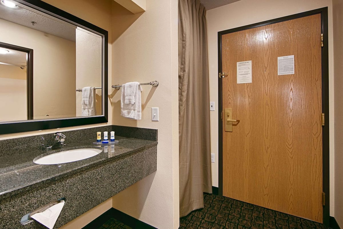 Bad | Dusj, hårføner og håndklær