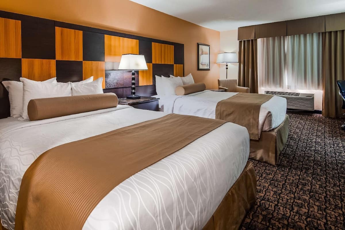 Skrivebord, strykejern/-brett og barnesenger (inkludert)