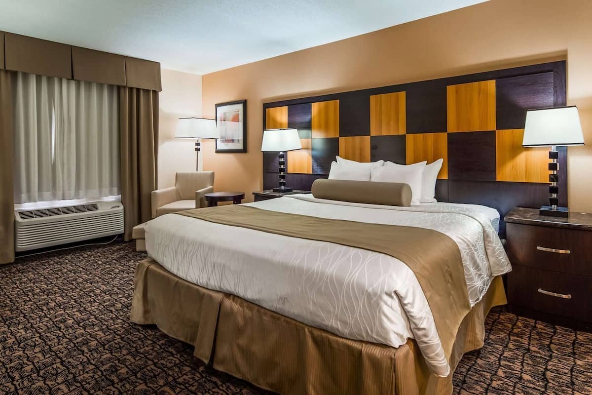 Skrivebord, strykejern/-brett og barnesenger (inkludert)