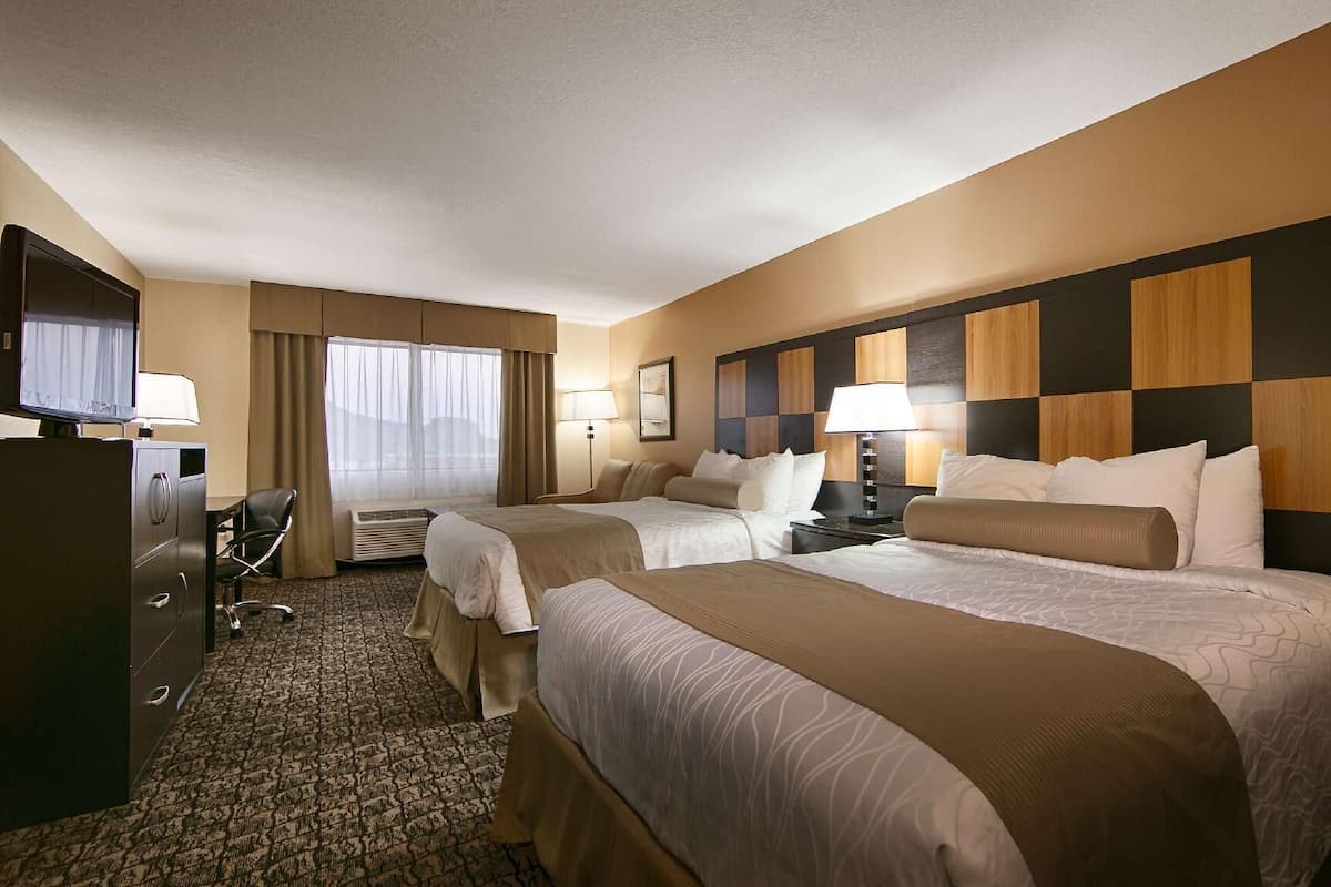 Skrivebord, strykejern/-brett og barnesenger (inkludert)