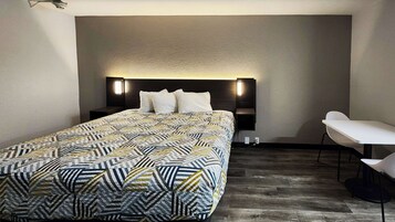 Escritorio, espacio para trabajar con un portátil, cortinas opacas