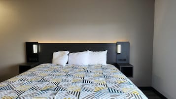 Meja kerja, ruang kerja ramah laptop, dan tirai kedap cahaya