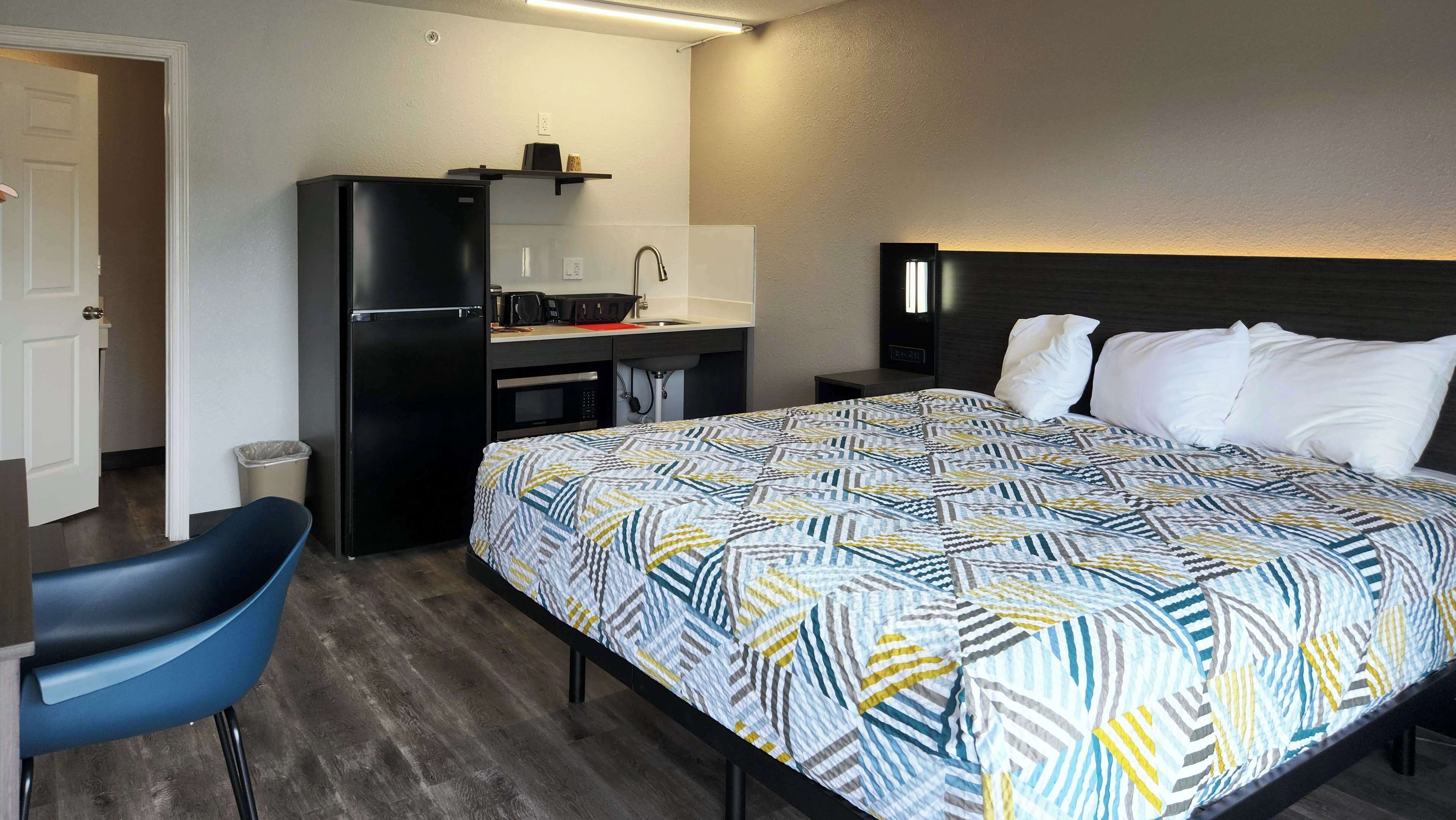 Schreibtisch, laptopgeeigneter Arbeitsplatz, Verdunkelungsvorhänge