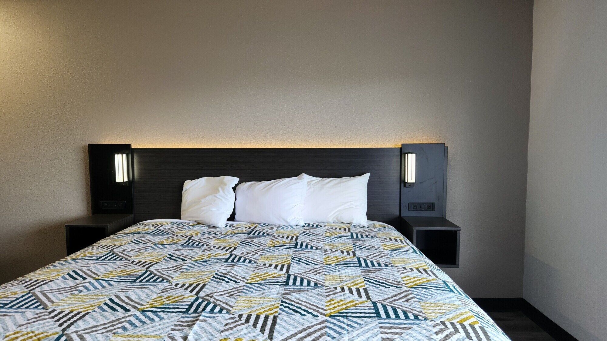 Schreibtisch, laptopgeeigneter Arbeitsplatz, Verdunkelungsvorhänge