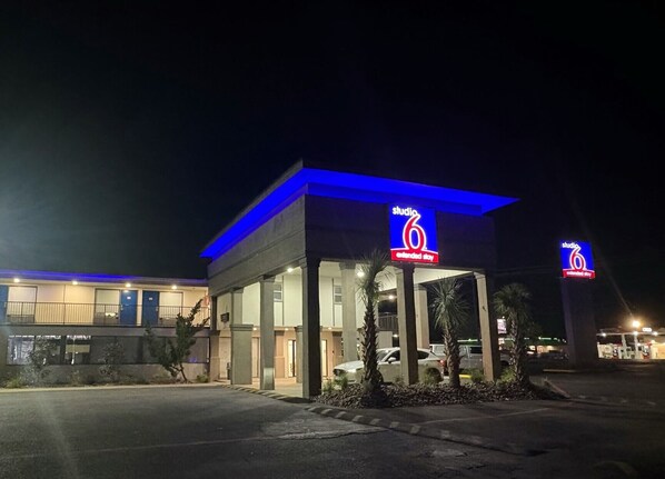 Fachada del alojamiento - Noche
