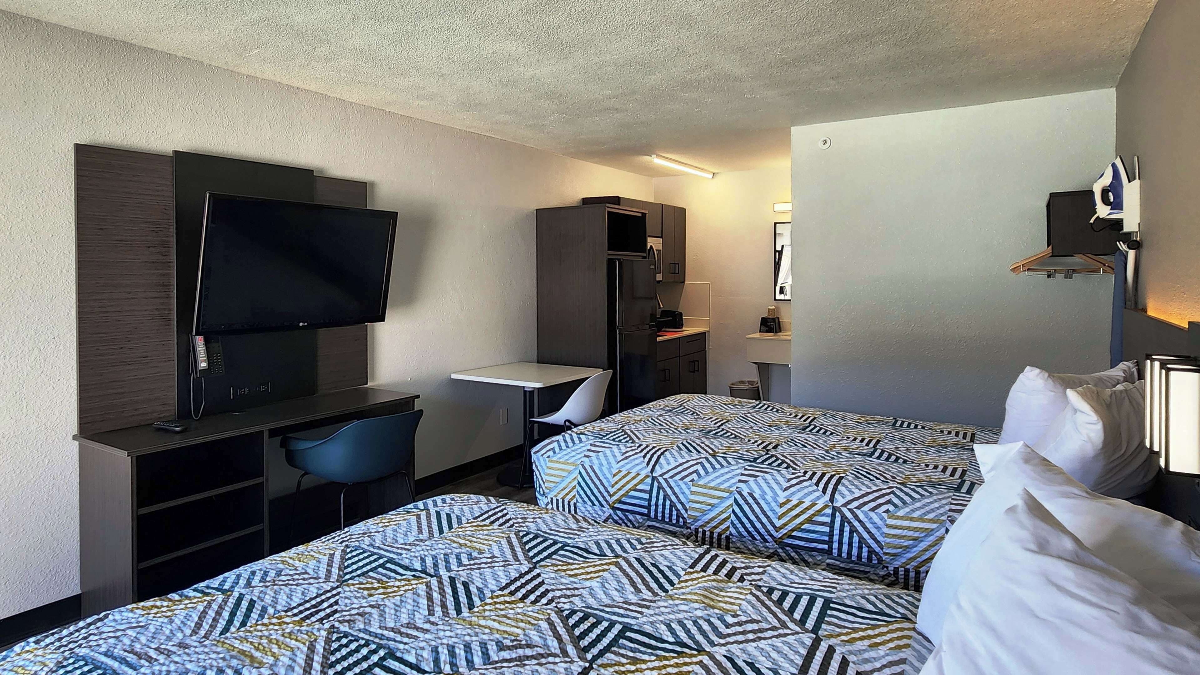 Schreibtisch, laptopgeeigneter Arbeitsplatz, Verdunkelungsvorhänge