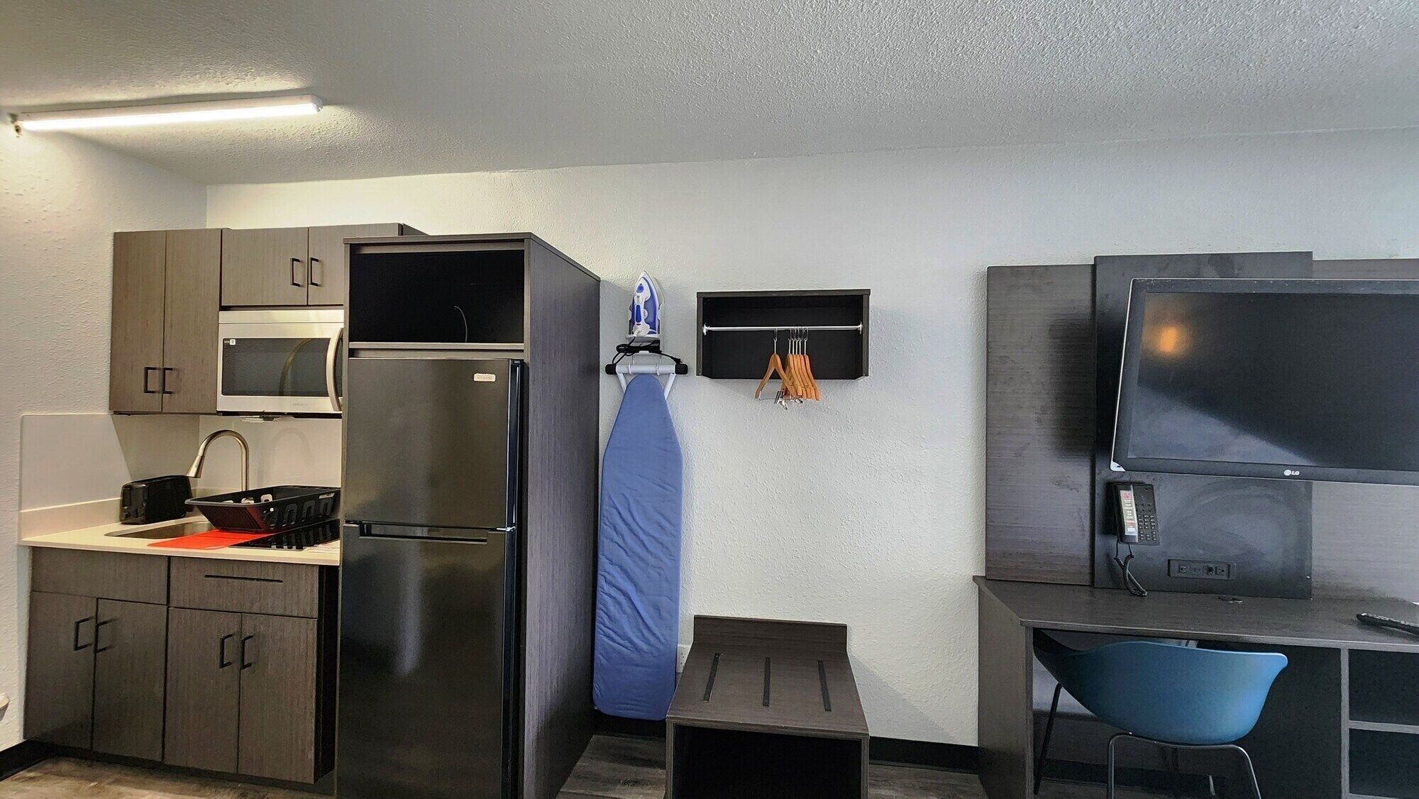 Kühlschrank, Mikrowelle, Herdplatte, Wasserkocher mit Kaffee-/Teezubehör