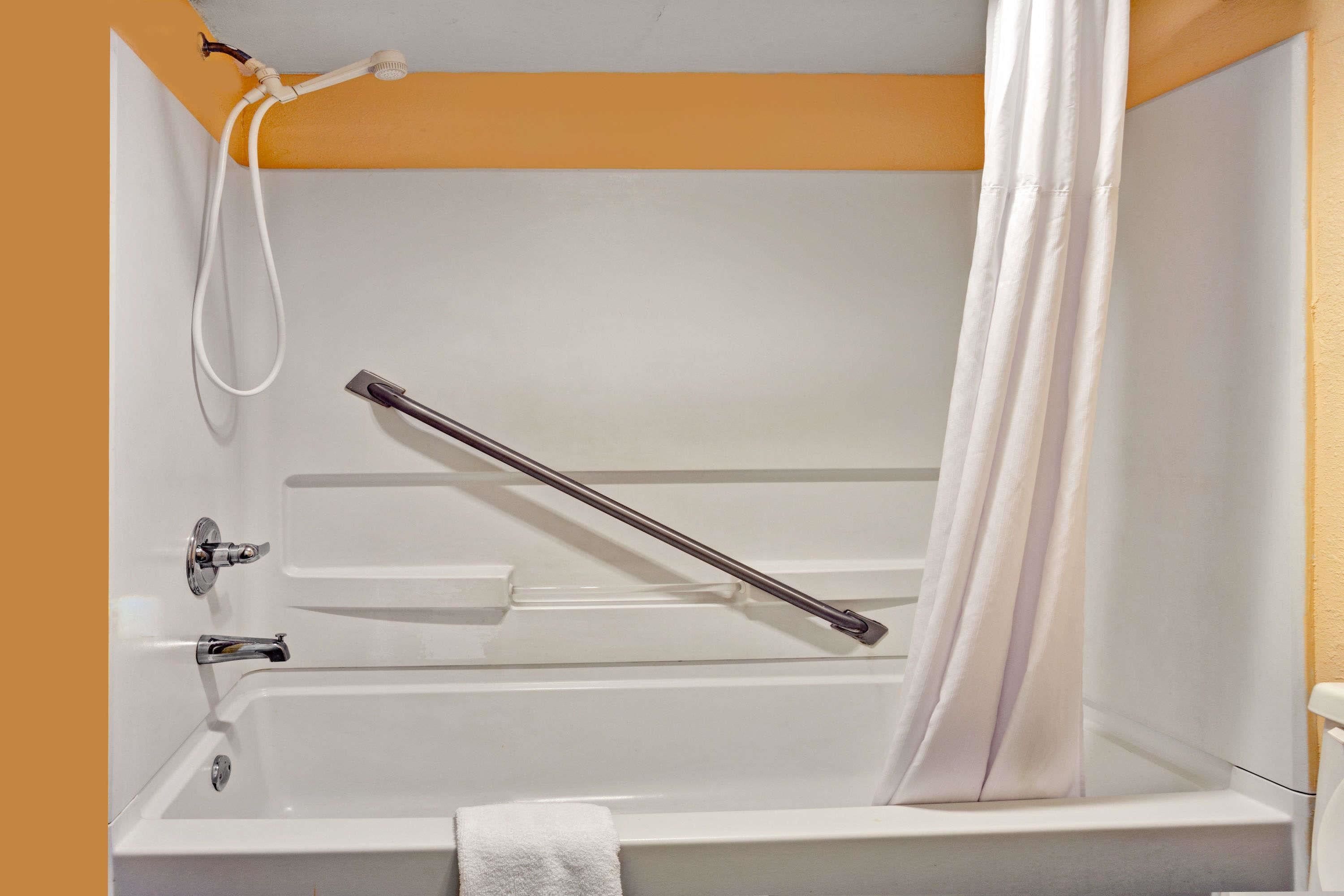 Habitación, 2 camas matrimoniales, con acceso para personas discapacitadas | Baño | Tina, tina profunda, amenidades de baño gratuitas, secadora de cabello 