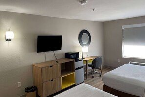 Quarto, 2 camas Queen, para não fumantes | Cofres nos quartos, escrivaninha, cortinas blackout