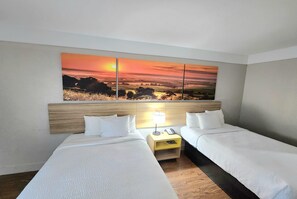 Quarto casal, 2 camas de casal | Escrivaninha, ferros/tábuas de passar roupa, berços grátis