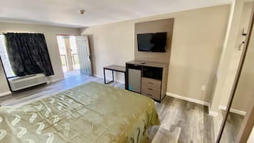 Combined shower/tub, free toiletries, towels