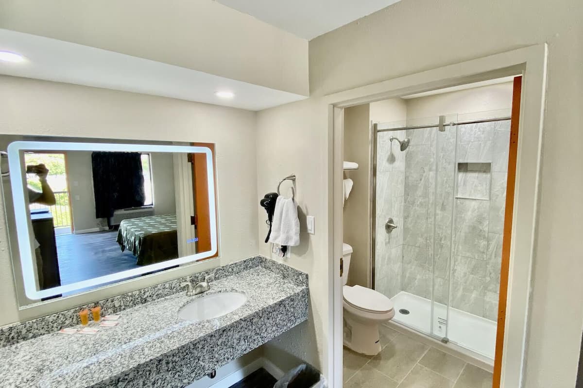 Combined shower/bathtub, free toiletries, towels