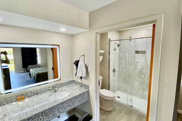 Combined shower/tub, free toiletries, towels