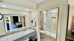 Combined shower/tub, free toiletries, towels