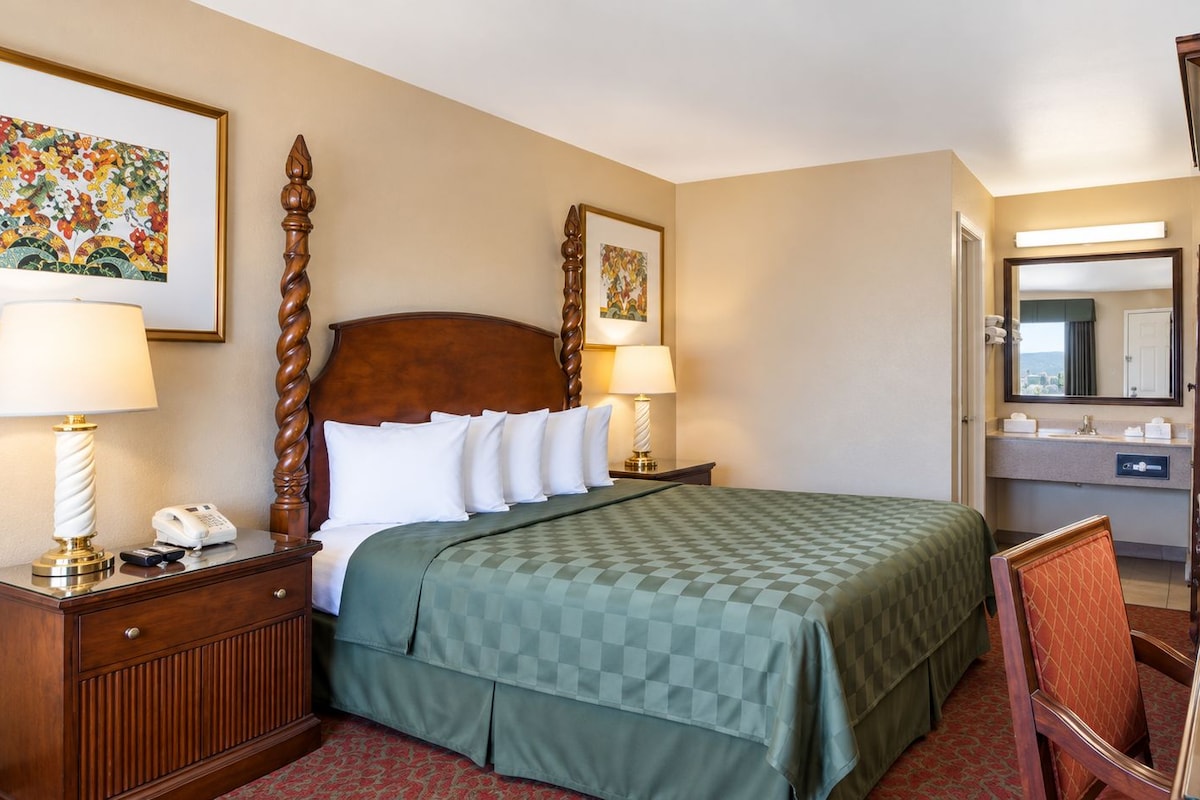Desk, WiFi (free), bed sheets