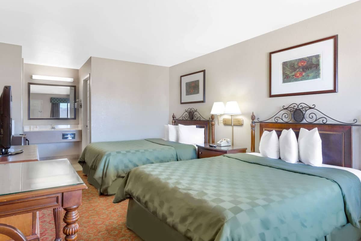 Cortinas blackout, cunas gratuitas, wifi gratis y ropa de cama